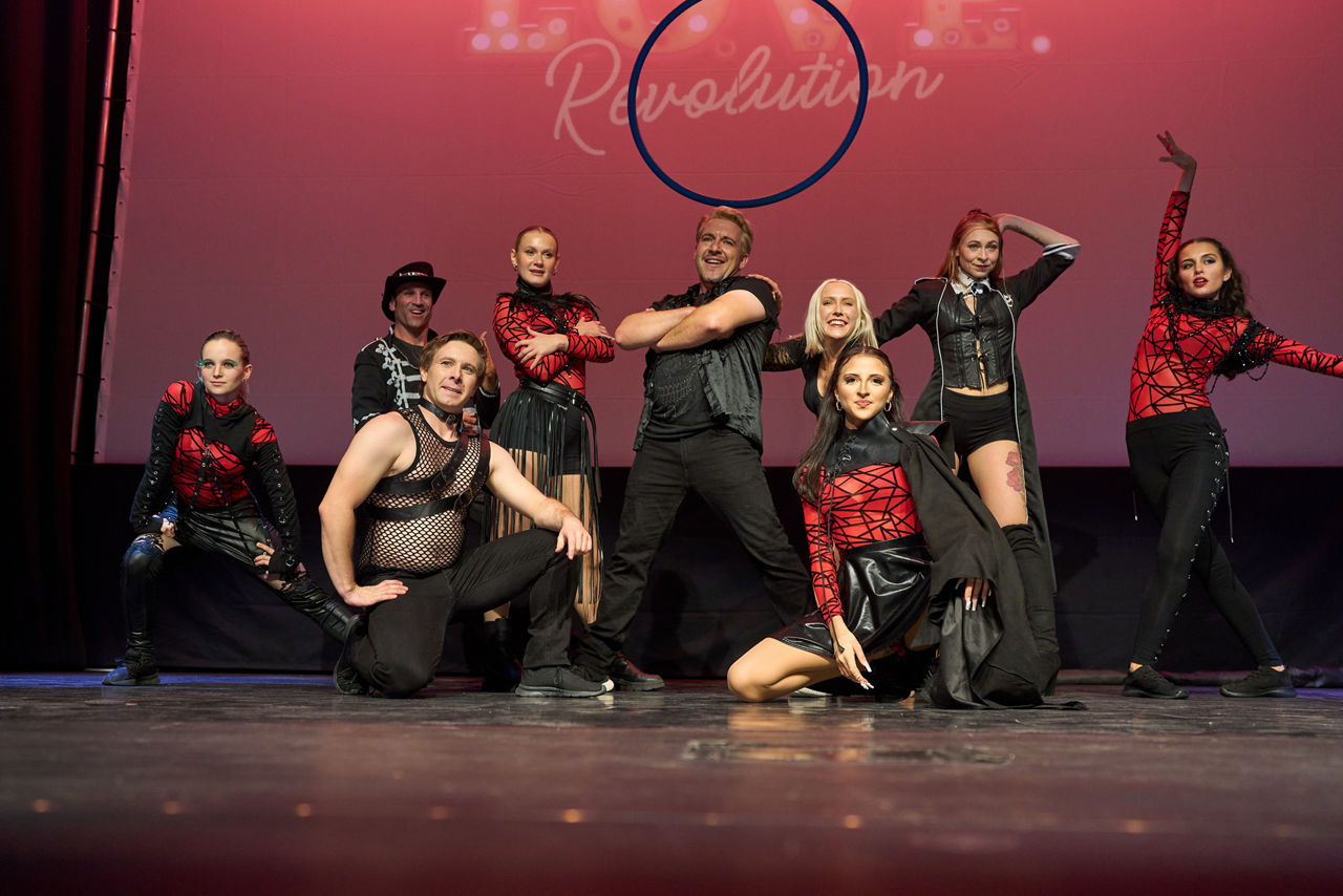 Artisten positionieren sich auf der Bühne für die Show bei der Preisverleihung für die Sterne des Sports.