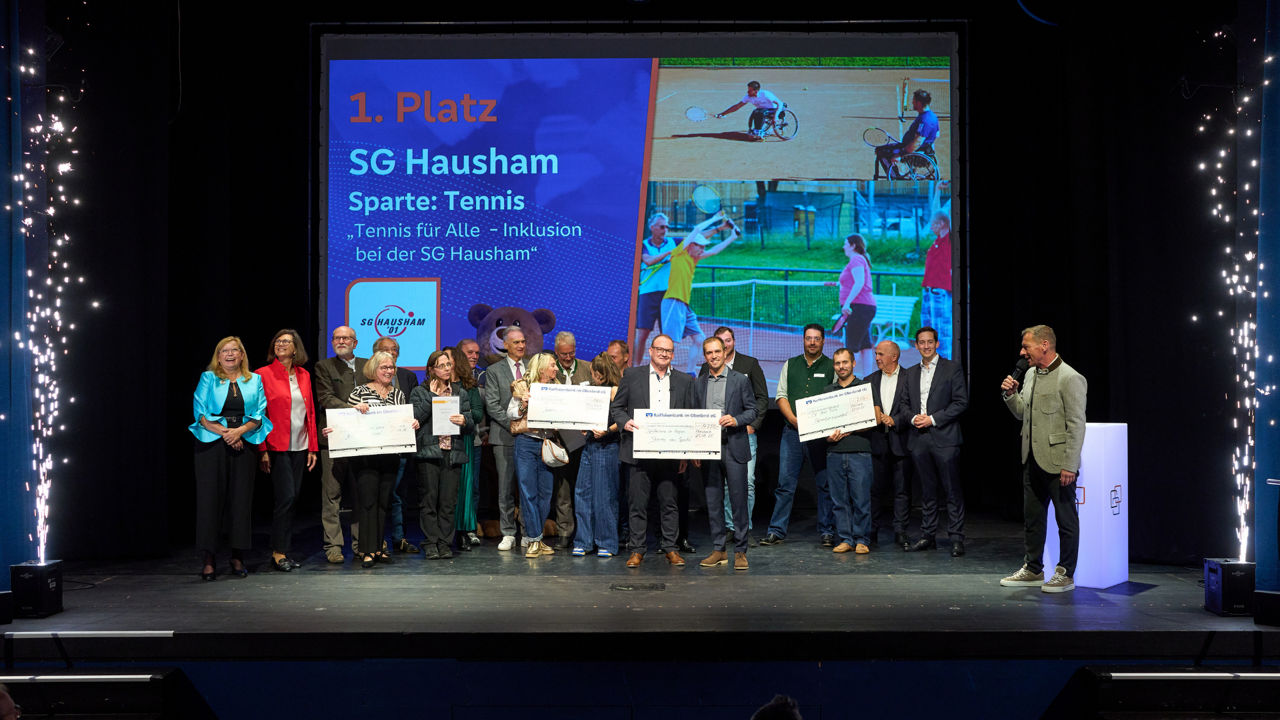 Die Gewinner der Sterne des Sports 2025 stehen gemeinsam auf der Bühne im Waitzinger Keller Miesbach.