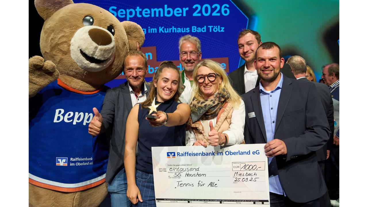 Die Gewinner der Sterne des Sports 2025 stehen gemeinsam mit dem Bären-Maskottchen Beppo auf der Bühne.