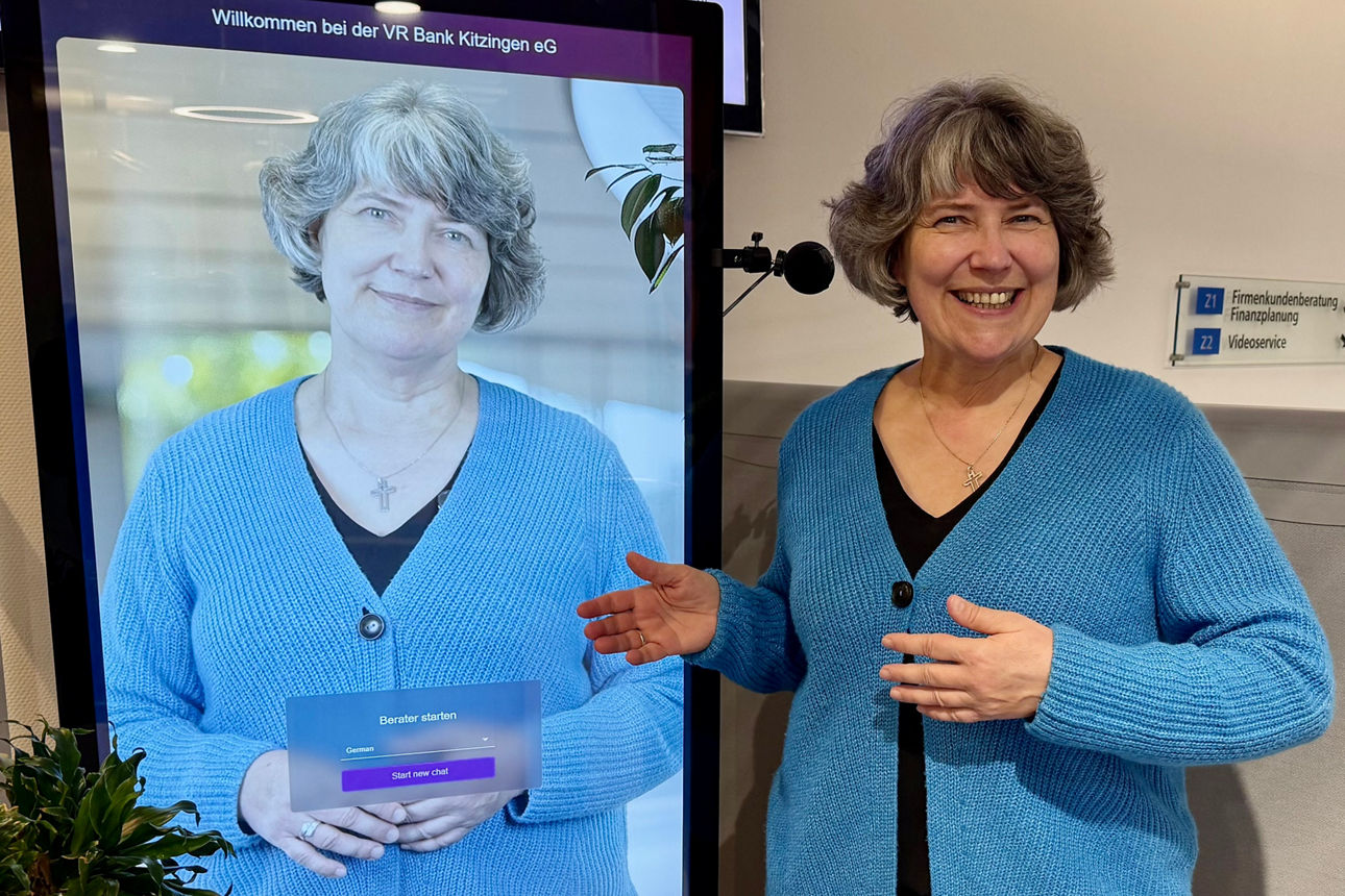 Gudrun Wolbert steht neben ihrem Avatar in der KI-Stele 