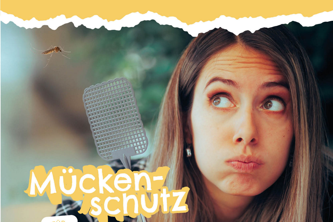 Eine junge Dame mit einer Fliegenklatsche