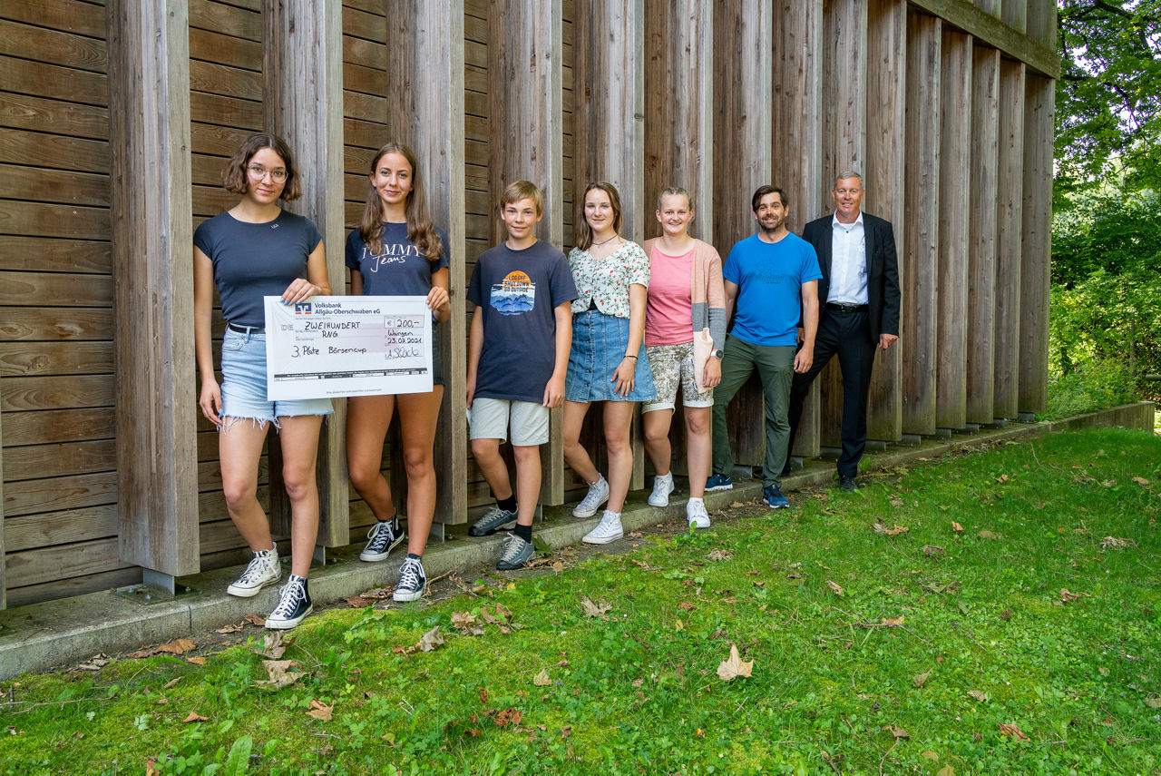 Regionalmarktdirektor Paul Schwarz überreicht der 9.Klasse des Rupert-Ness-Gymnasiums und Lehrer Nicolai Albrecht den Preis.