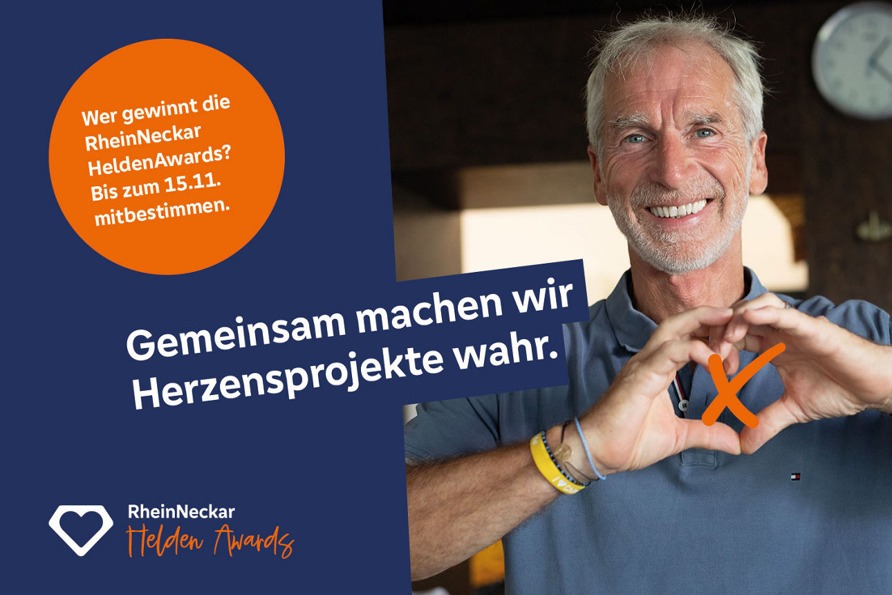Mann faltet Hände zu einem Herz und lächelt.