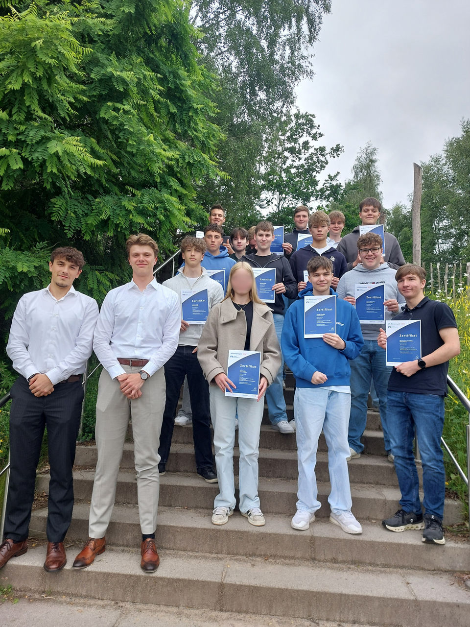 Mehrere Personen mit Urkunden haben sich zum Foto aufgestellt. 