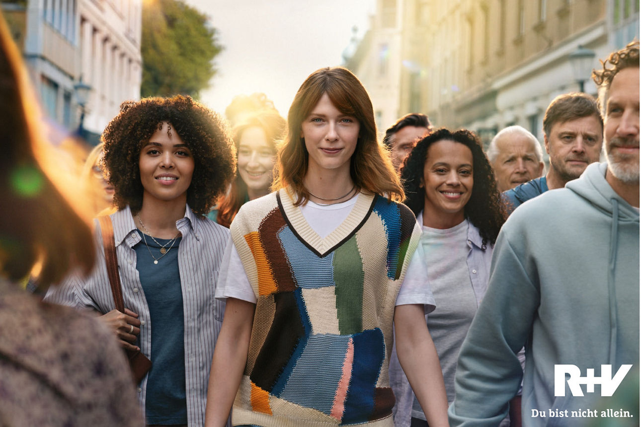 Menschen laufen lächelnd in die Kamera.