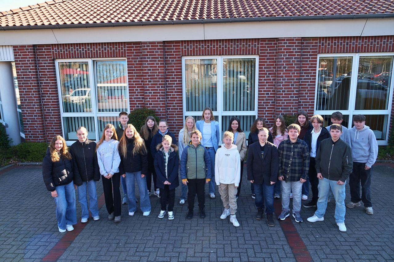 Gruppenbild mit Schülerinnen und Schülern