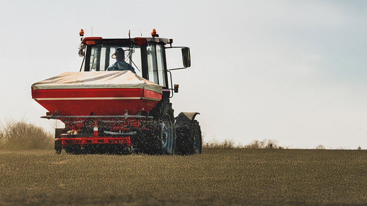 Ein Traktor auf einem Feld