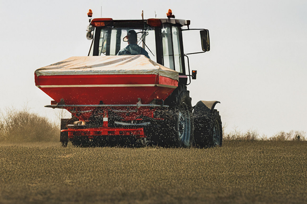 Ein Traktor auf einem Feld