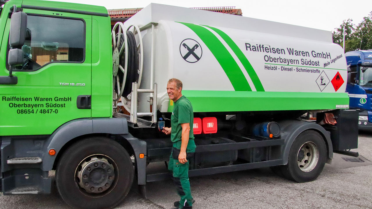 Ein Mitarbeiter vor einem Tanklastwagen der Raiffeisen Waren GmbH Oberbayern Südost