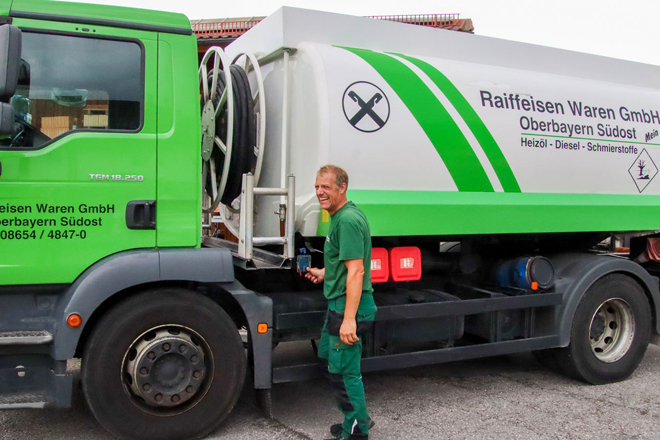 Ein Mitarbeiter vor einem Tanklastwagen der Raiffeisen Waren GmbH Oberbayern Südost