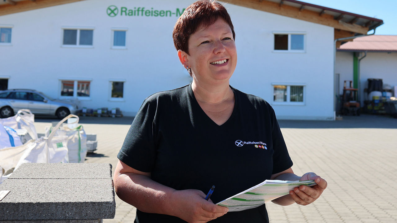 Eine Mitarbeiterin vor dem Raiffeisenfachmarkt in Fridolfing 