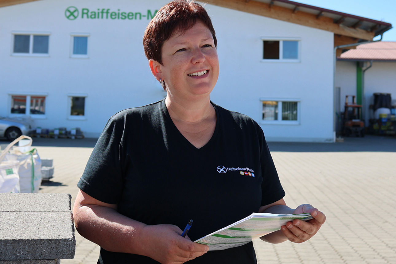 Eine Mitarbeiterin vor dem Raiffeisenfachmarkt in Fridolfing 