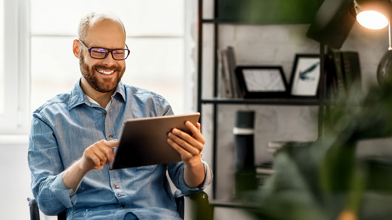 Ein Mann mit einem Tablet in den Händen