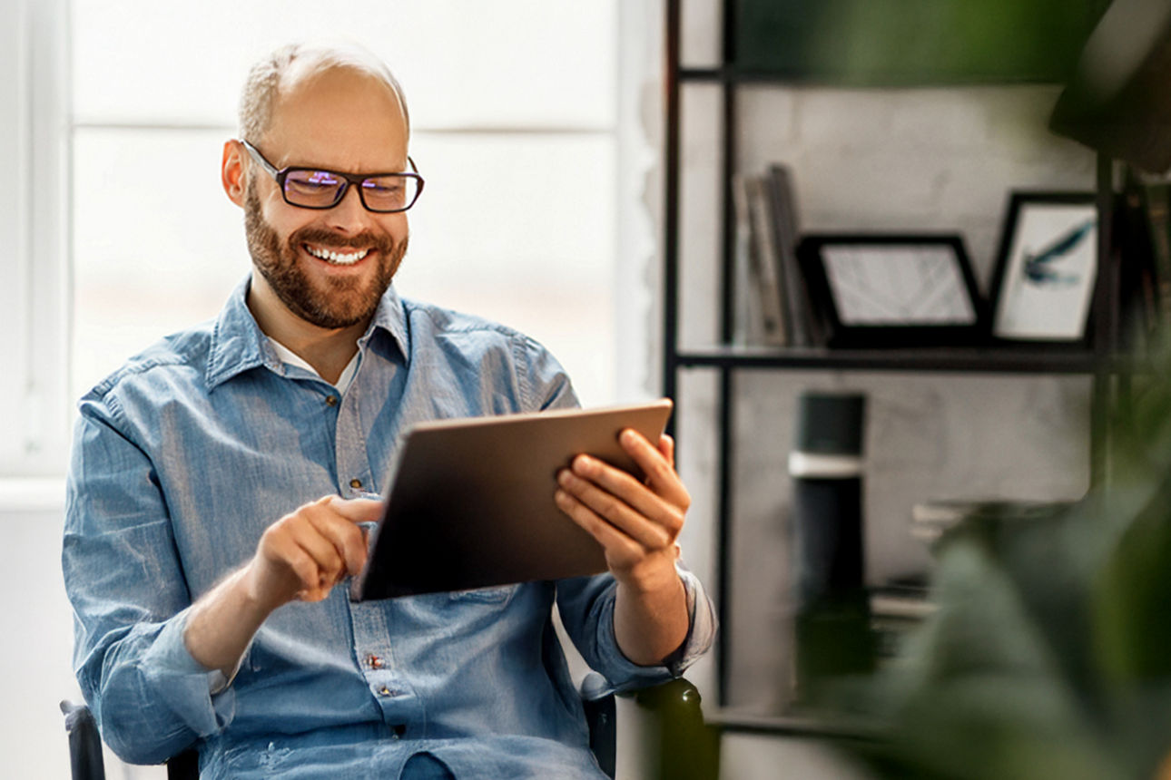 Ein Mann mit einem Tablet in den Händen