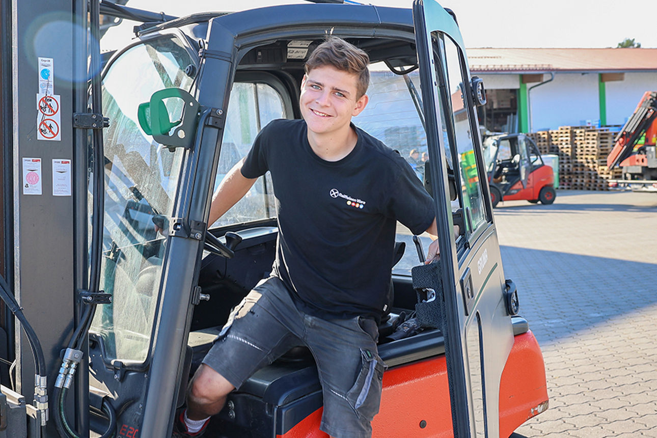 Ein Mitarbeiter steigt aus einem Stapler aus