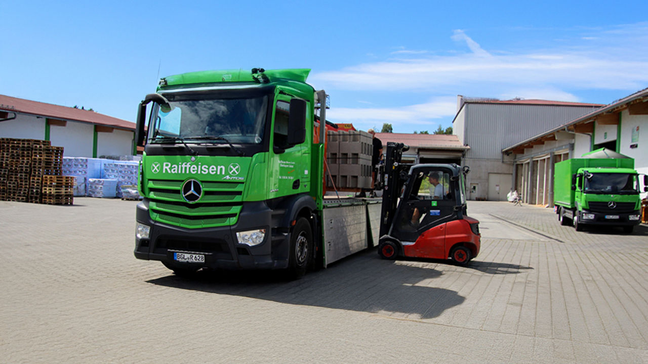Ein Lastwagen der RWG wird von einem Stapler beladen
