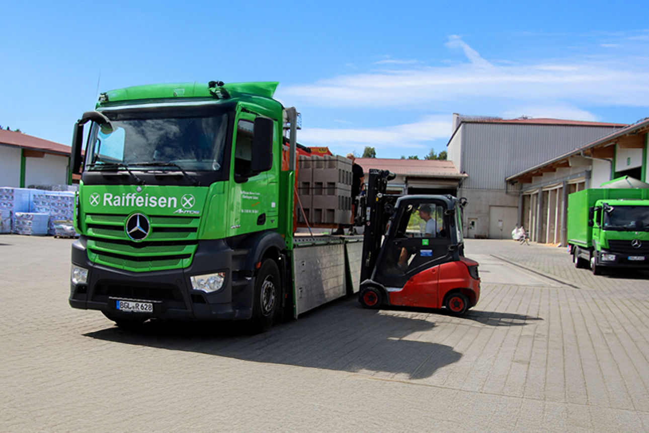 Ein Lastwagen der RWG wird von einem Stapler beladen