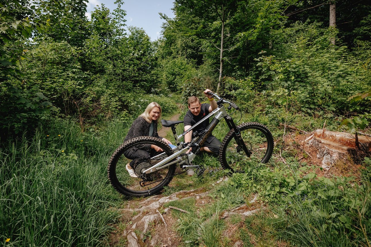 Beraterin mit Existenzgründer am Bike Trail