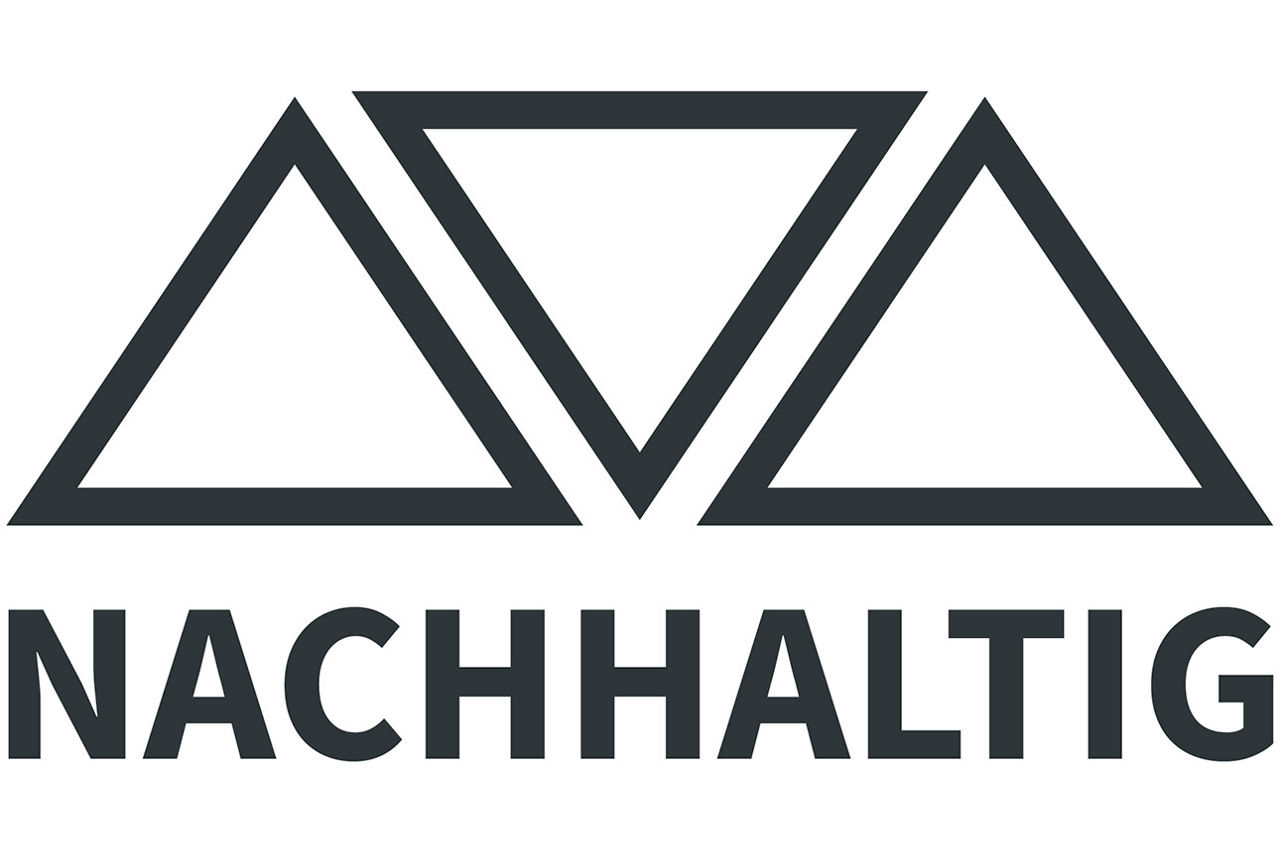 Drei weiße Dreiecke und der Text ‚Nachhaltig‘ auf grauem Hintergrund, symbolisieren nachhaltige Prinzipien.