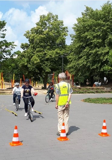 Menschen auf Fahrrädern bei einem Fahrsicherheitstraining
