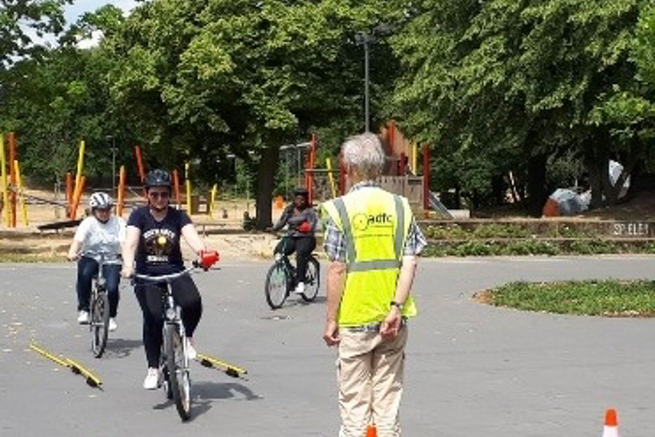 Einige Menschen bei einem Fahrradfahrsicherheitstraining
