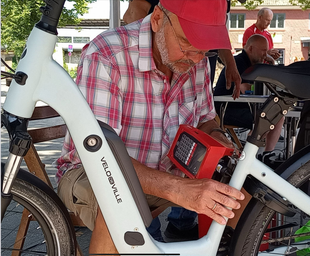 Ein Mann bei der Codierung eines Fahrrades.