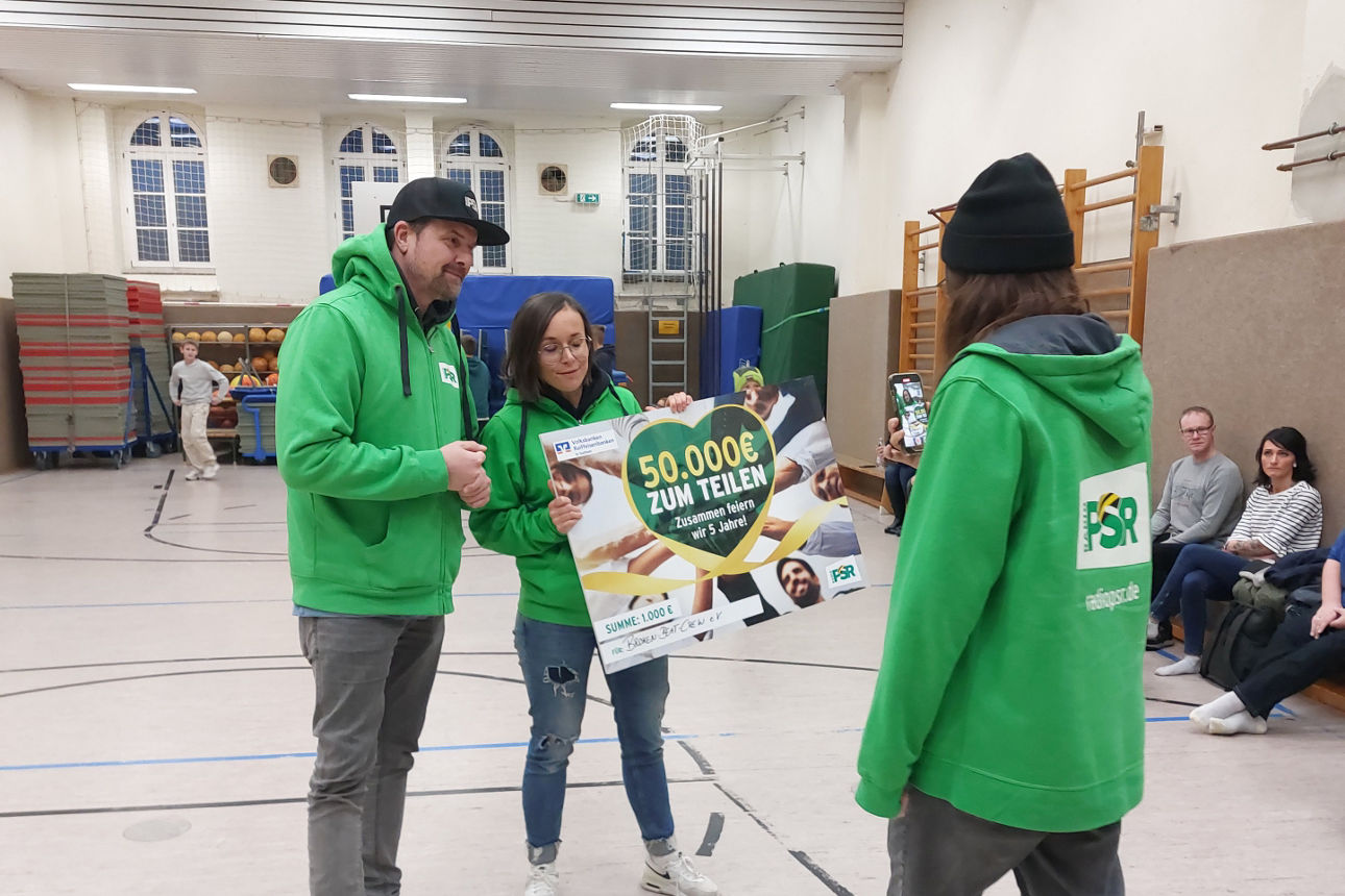 Radio PSR Gewinnübergabe: 3 Radio PSR Moderatoren bei der symbolischen Scheckübergabe in Frankenberg beim Breakdance Verein