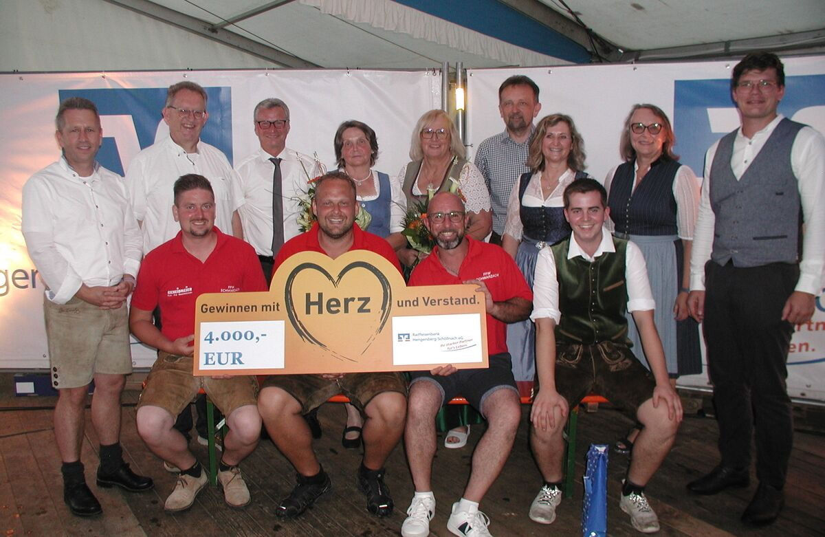Menschengruppe mit Mitgliedern der Feuerwehr und Ehrengästen sowie den Vorständen