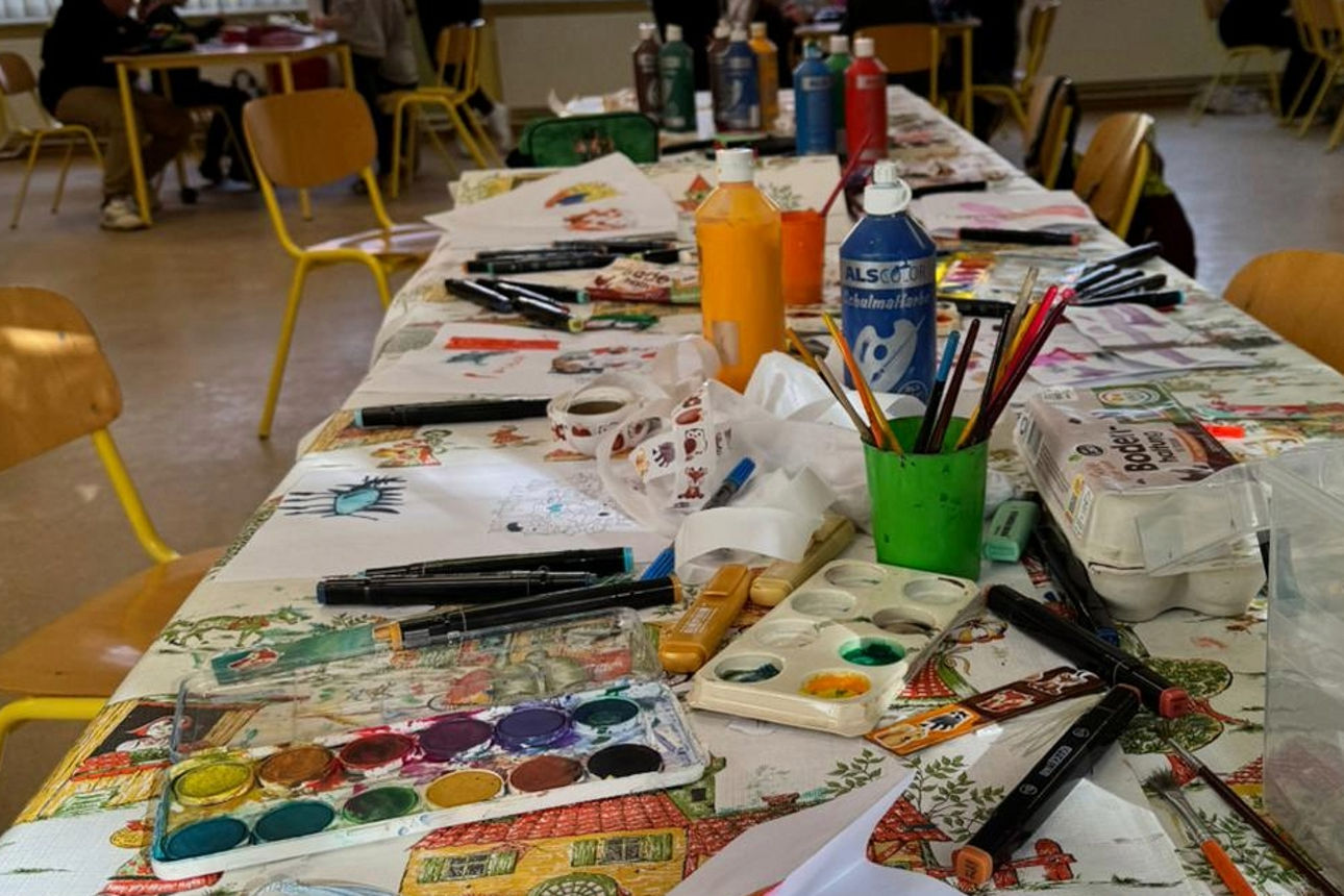 Mal- und Basteltisch in der Schule