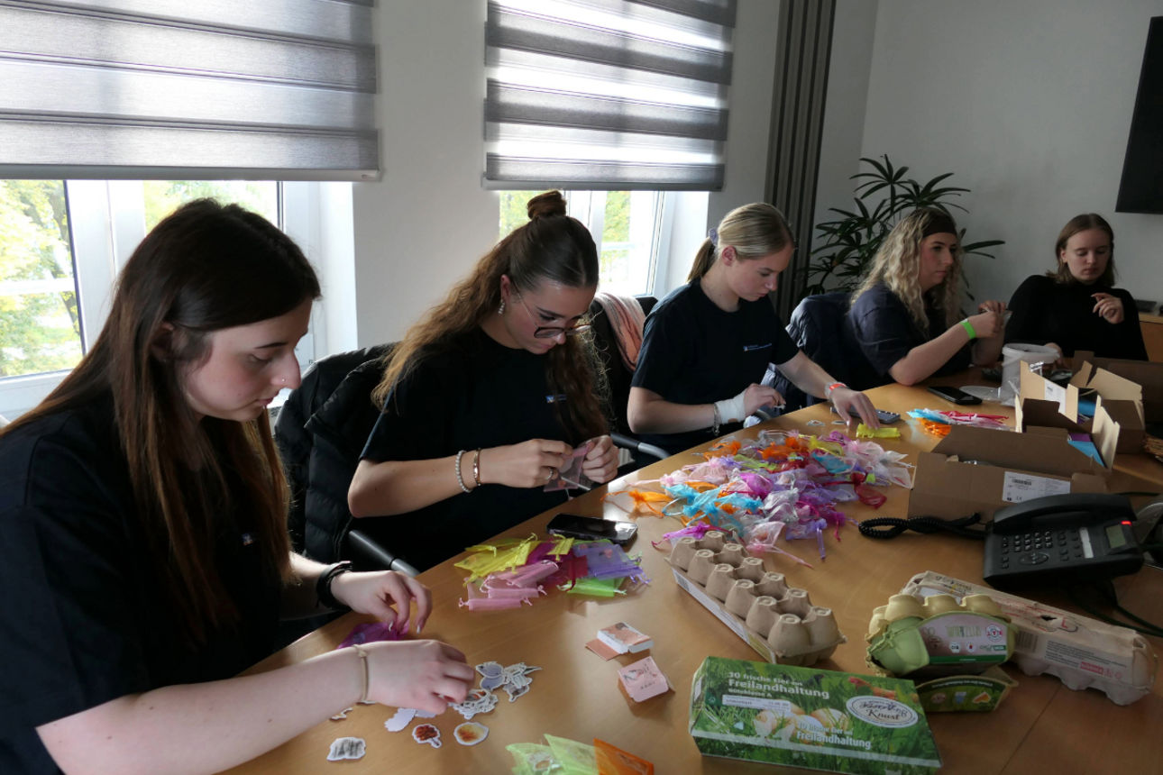 Auszubildende bereiten Materialien vor