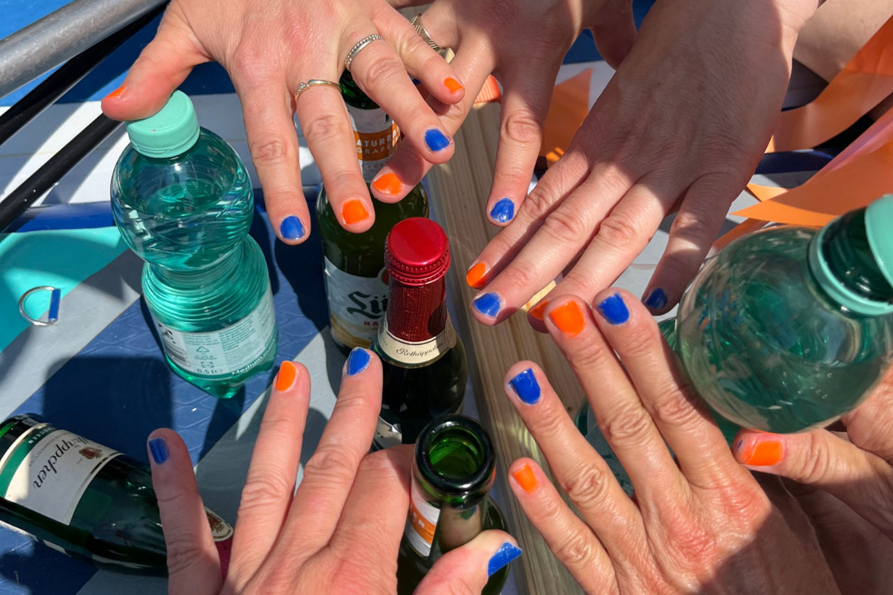 Badewannenregatta - Fingernägel in den Raiba-Farben