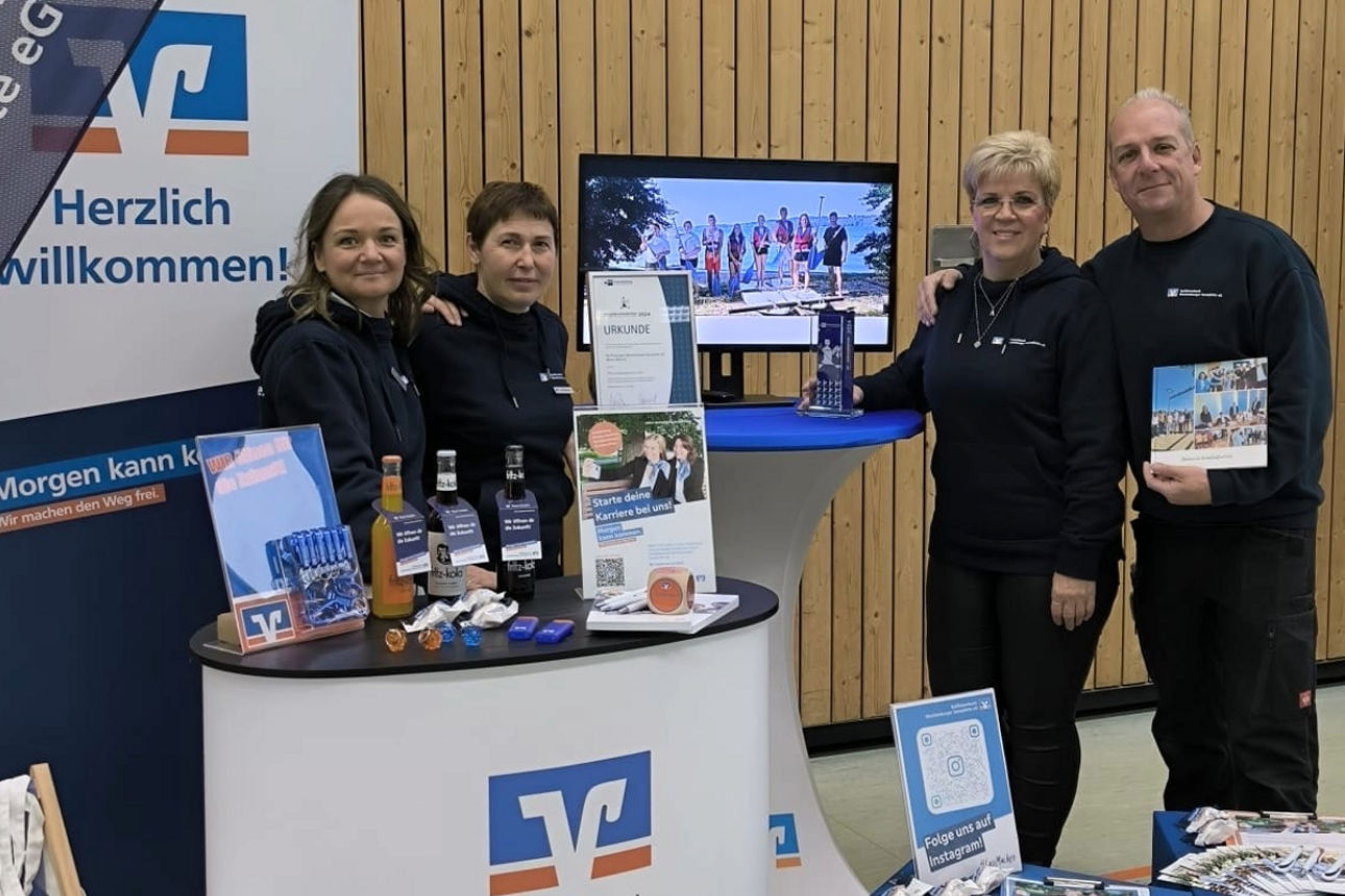 Mitarbeitende der Raiffeisenbank auf einer Messe