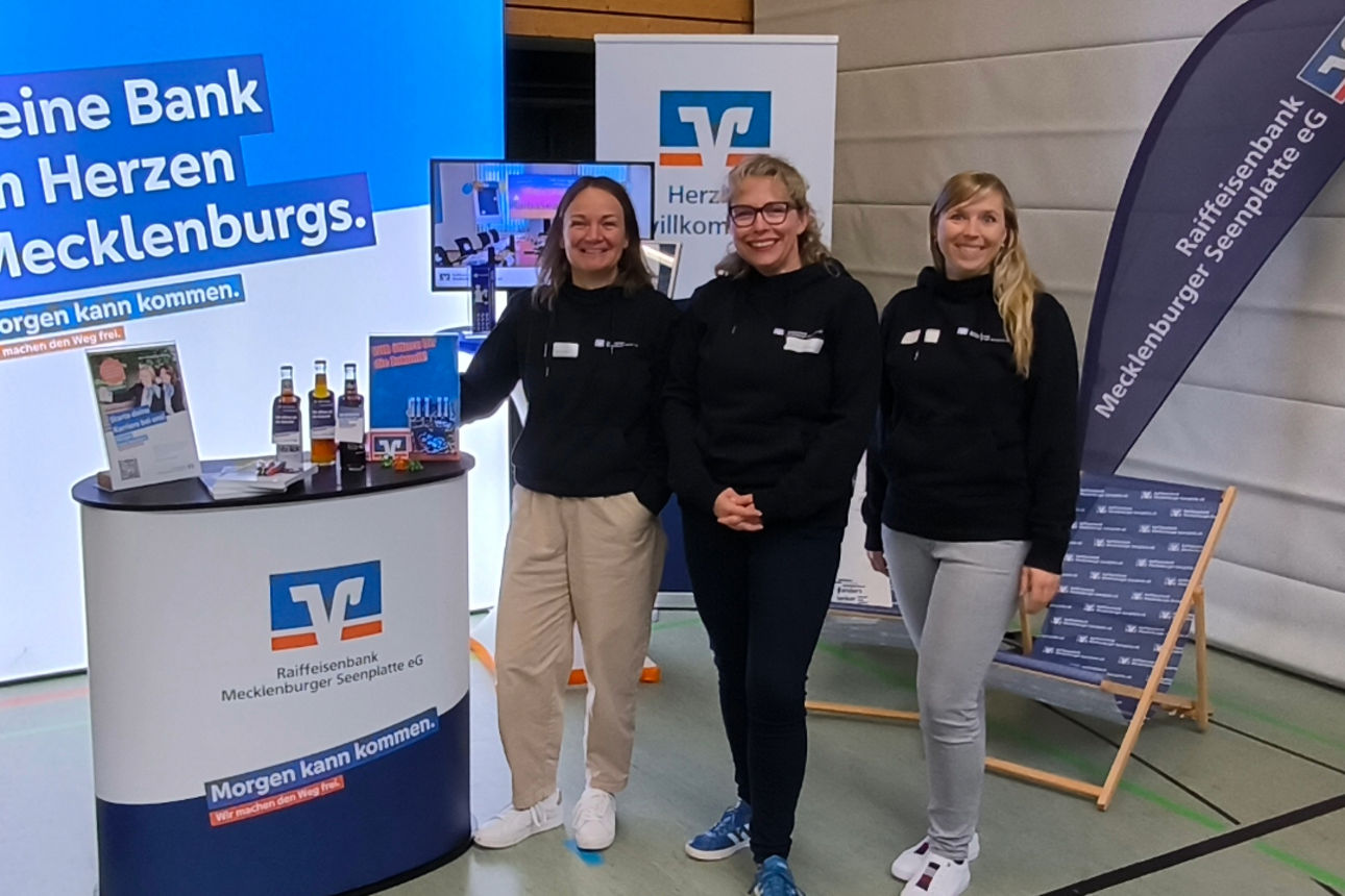 Mitarbeitende der Raiffeisenbank auf einer Messe