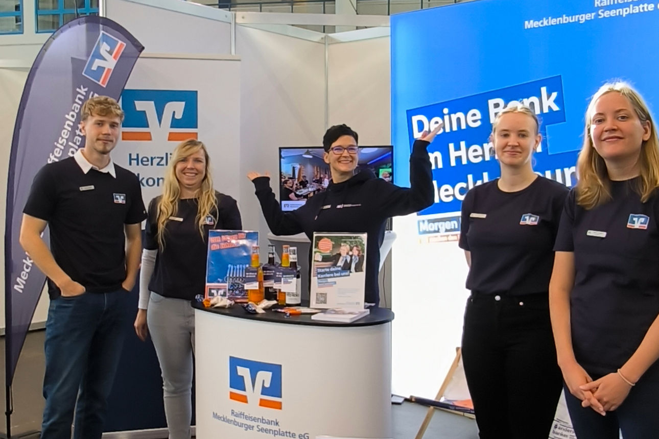 Mitarbeitende der Raiffeisenbank auf einer Messe