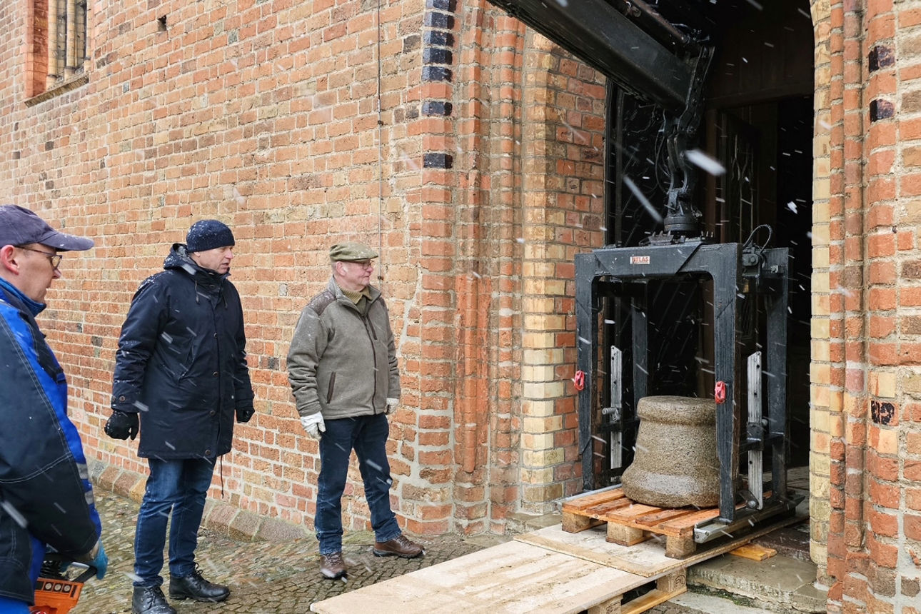 Tauffünte wird in die Kirche transportiert