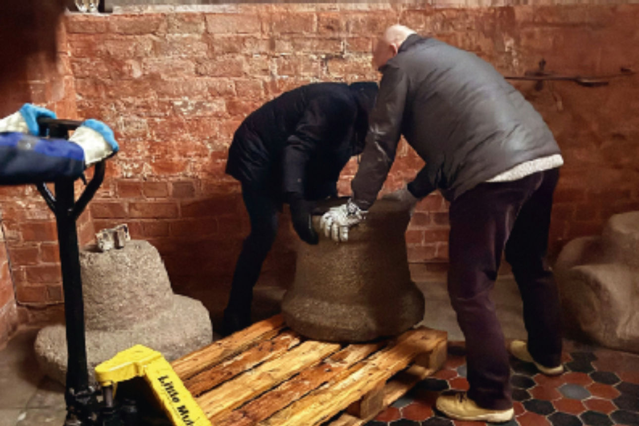 Tauffünte wird in die Kirche transportiert