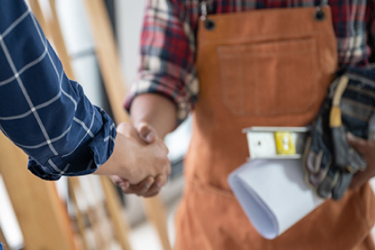 Kunde und Handwerker geben sich die Hand