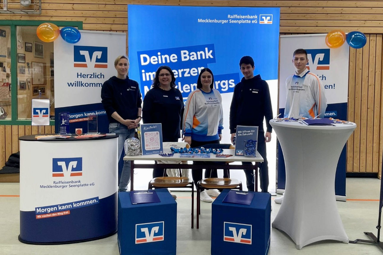 Mitarbeitende der Raiffeisenbank auf einer Messe