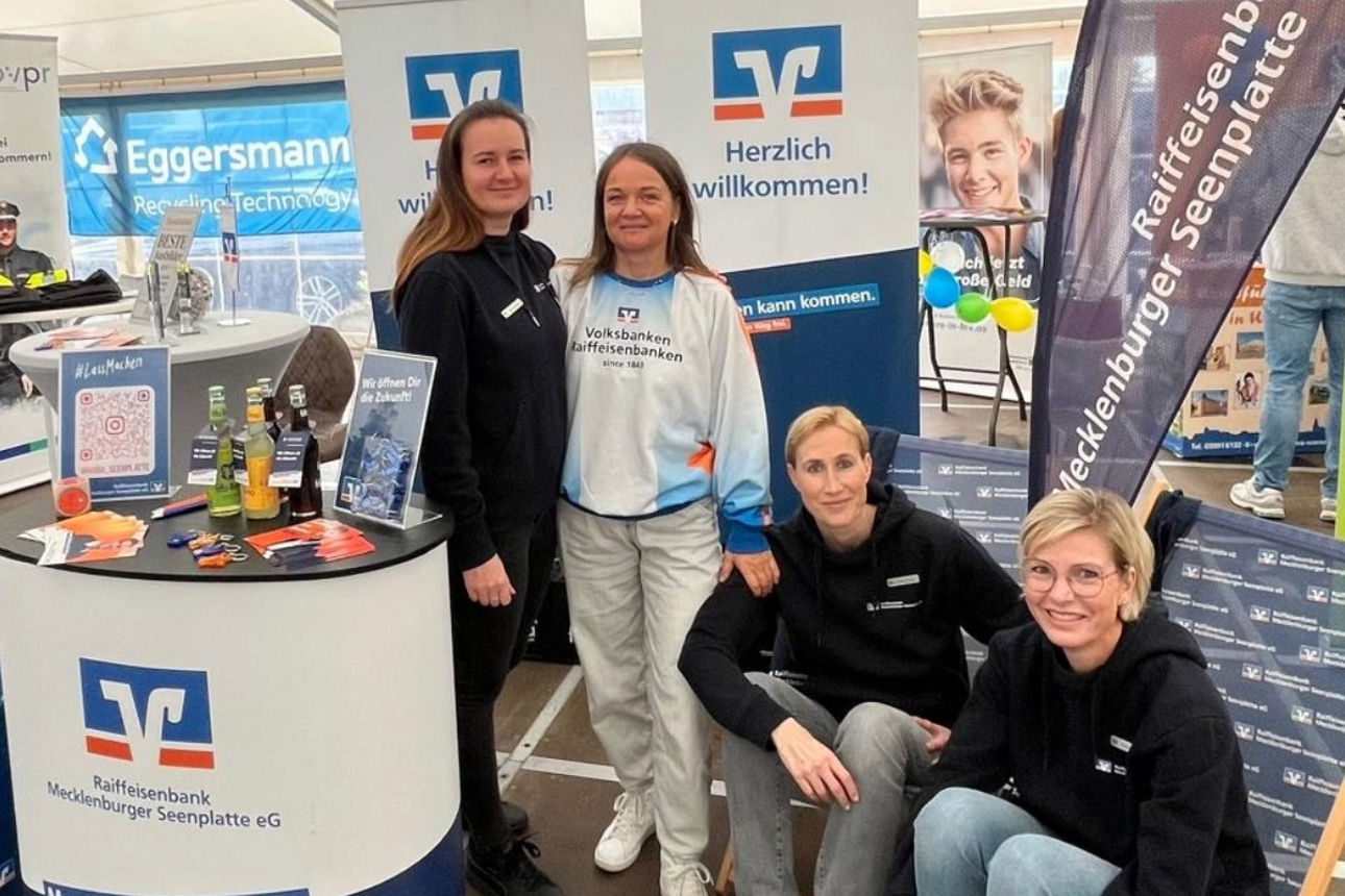 Mitarbeitende der Raiffeisenbank auf einer Messe