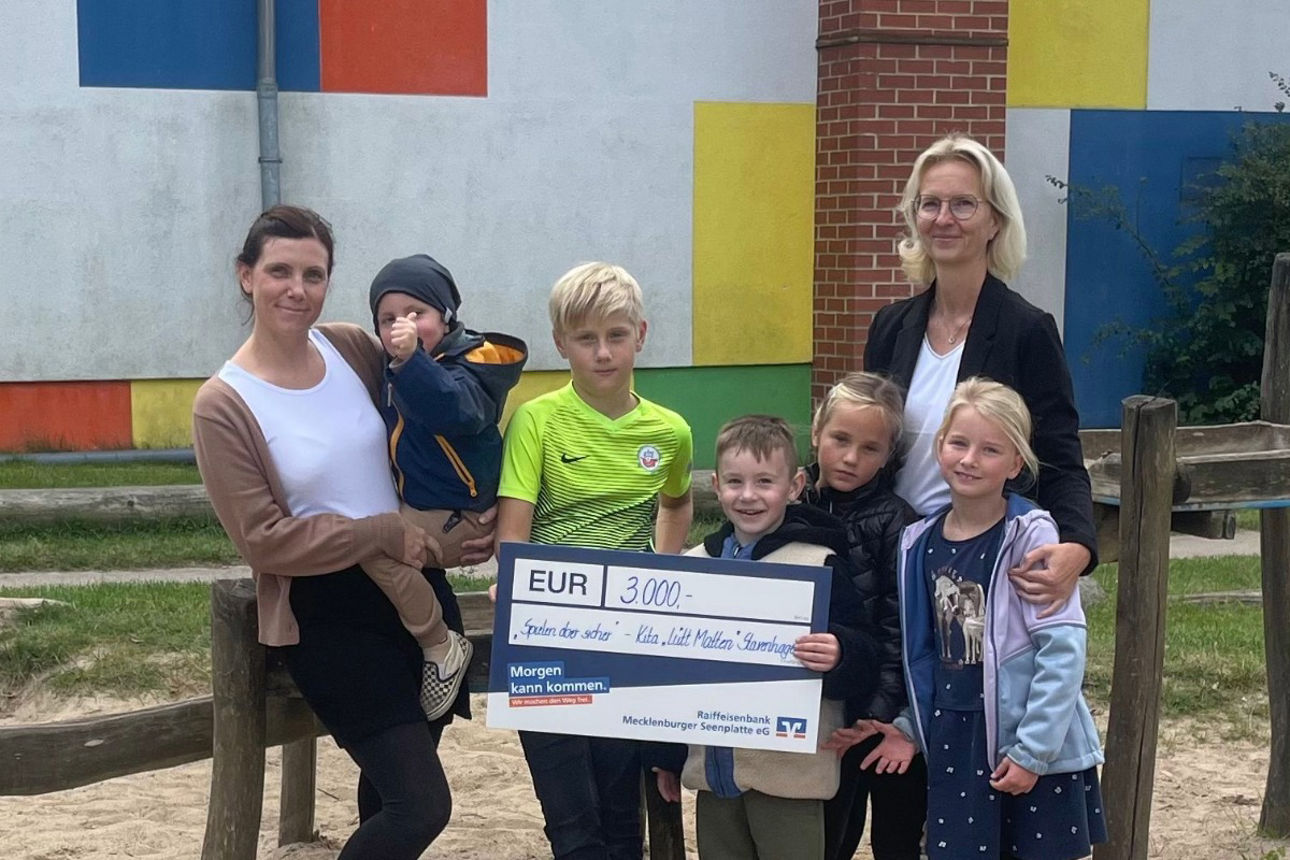 Scheckuebergabe Kita „Lütt Matten“ Stavenhagen