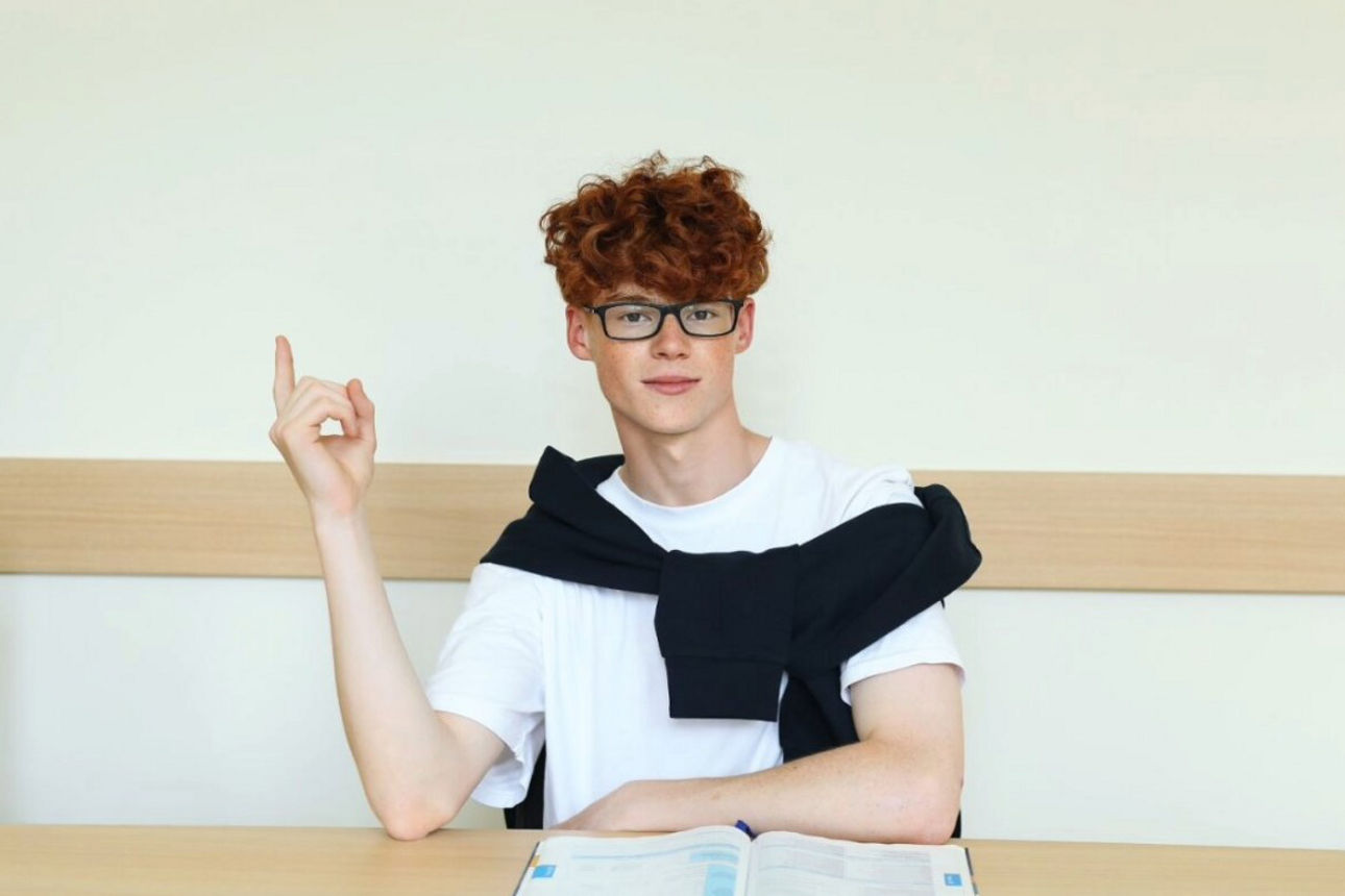 Schüler sitzt am Tisch