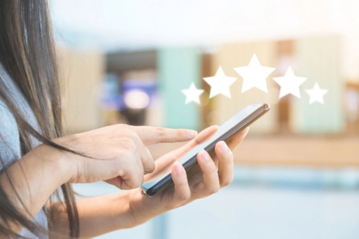 Frau bei Online-Recherche zur Immobilienbewertung