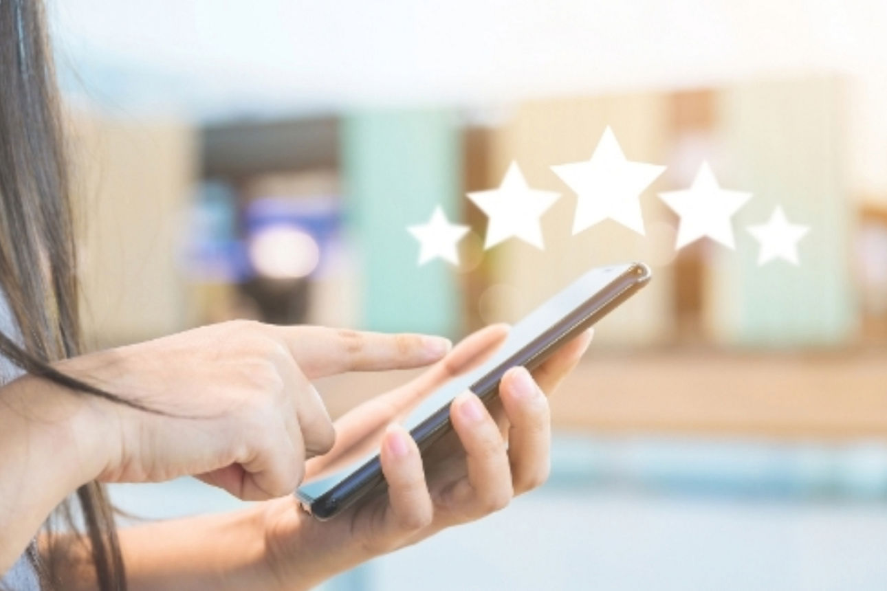 Frau bei Online-Recherche zur Immobilienbewertung
