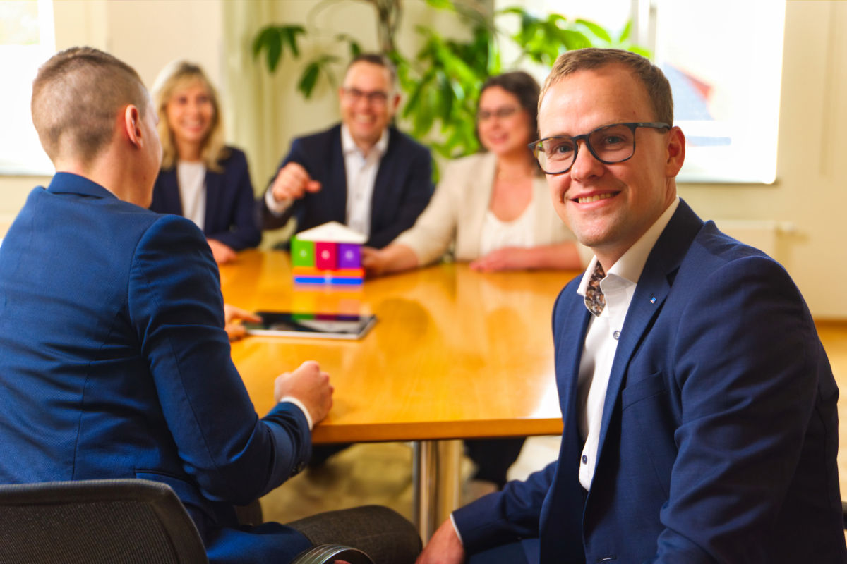 Mitarbeitende der Raiffeisenbank am Tisch