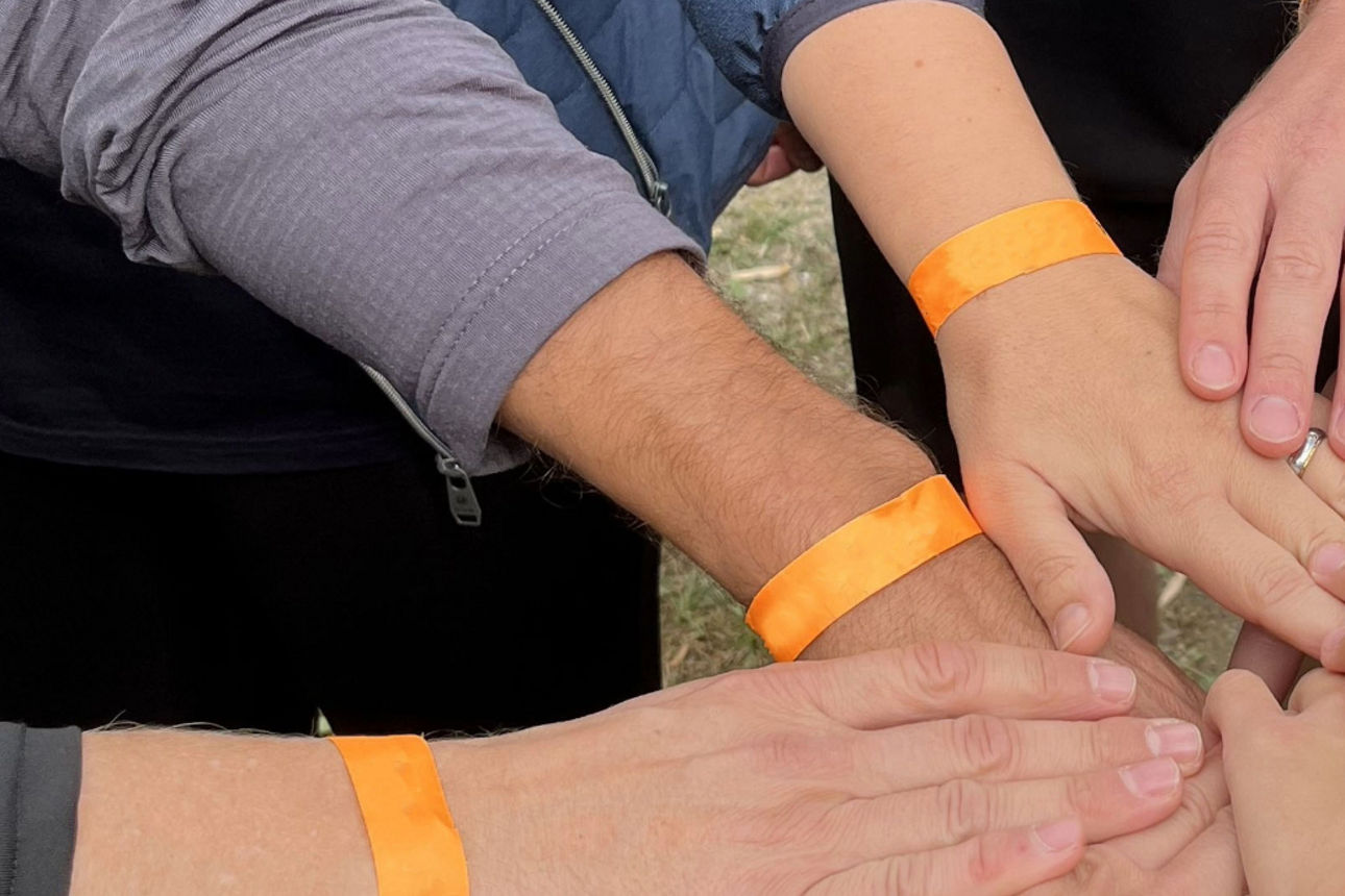 Kreis aus Händen vom Team der Raiffeisenbank Mecklenburger Seenplatte eG