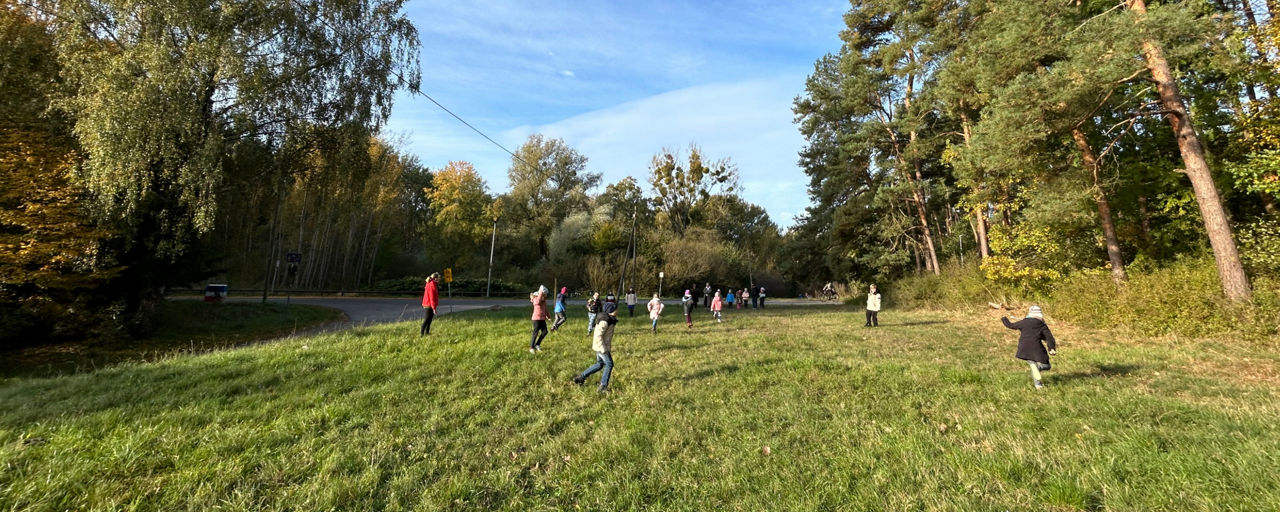 Kinder auf einer Waldwiese