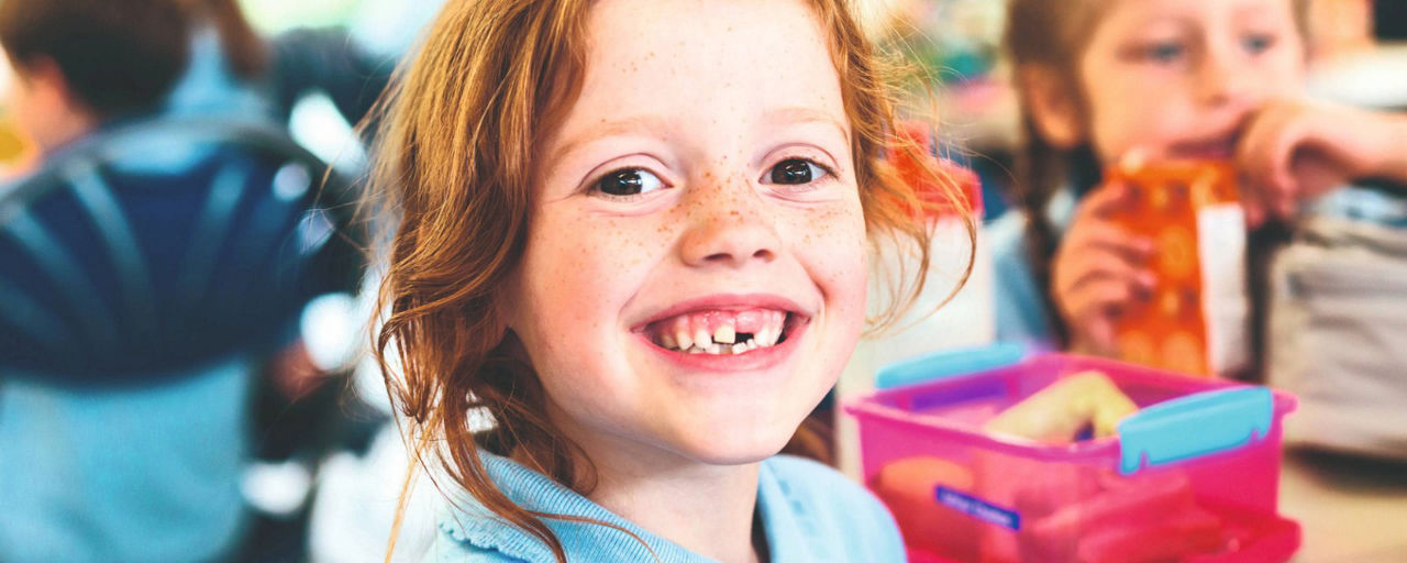 Einschulung - Mädchen mit Zahnlücke in der Schule