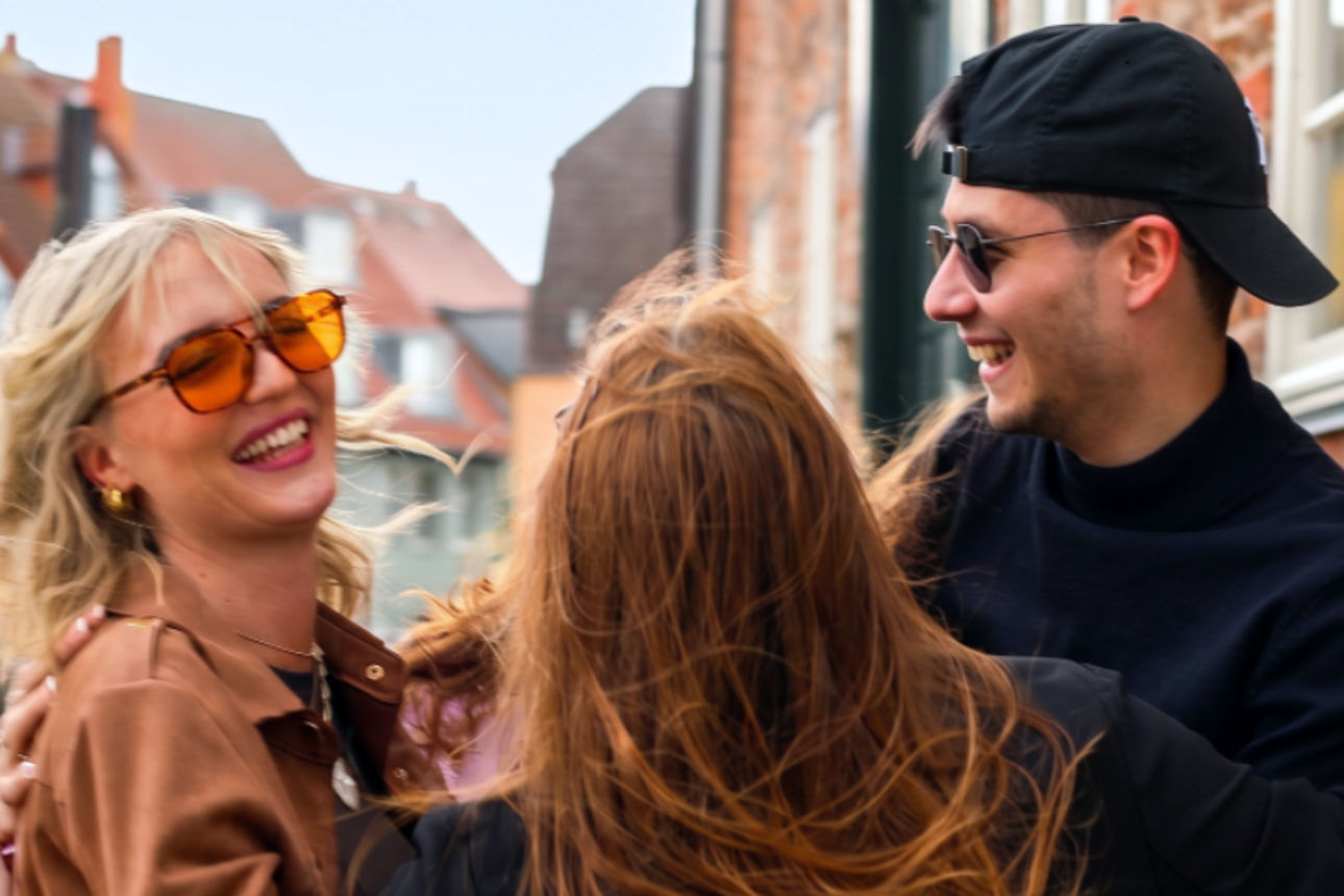 Junge Leute in der Stadt