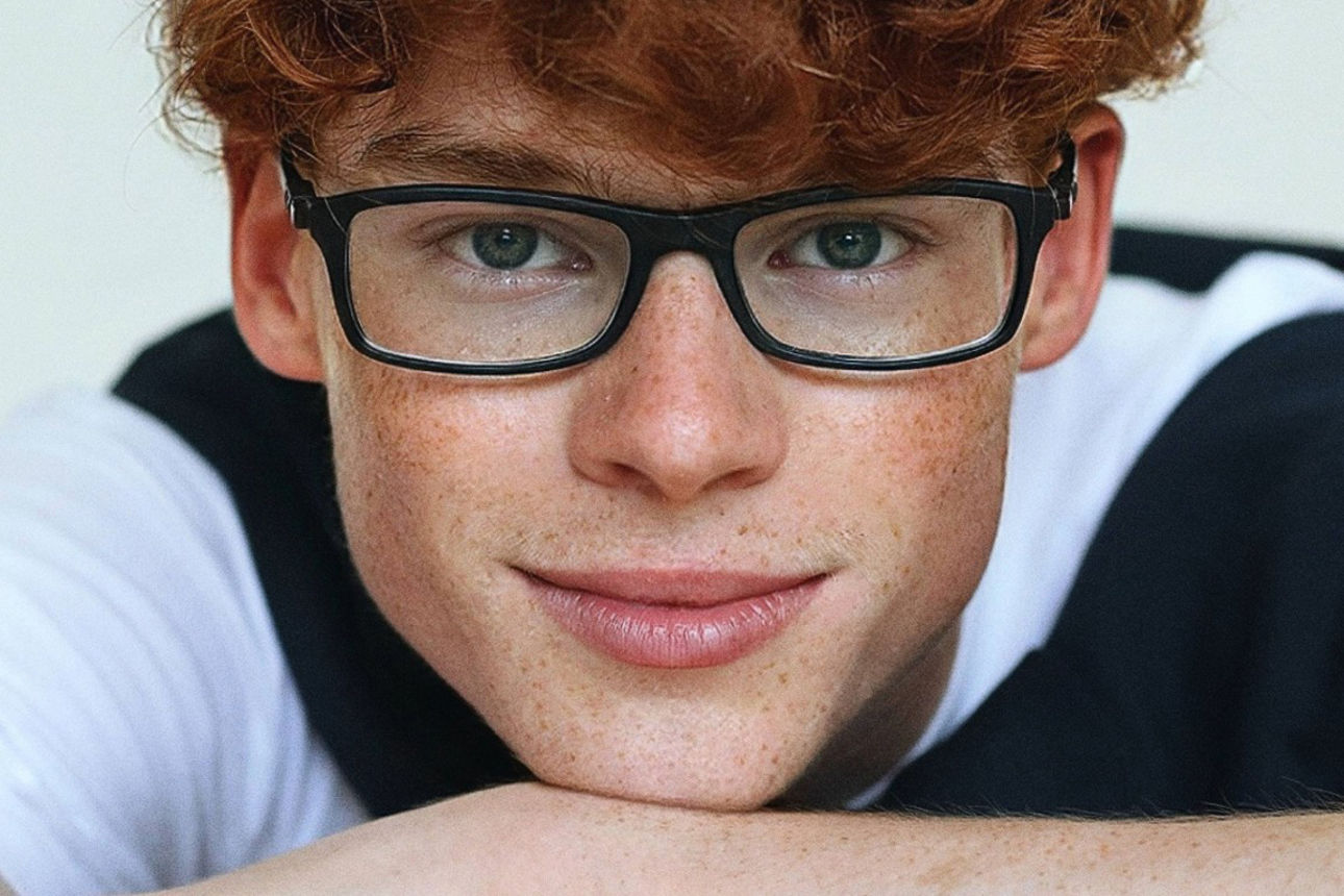 Junger Erwachsener blickt in die Kamera