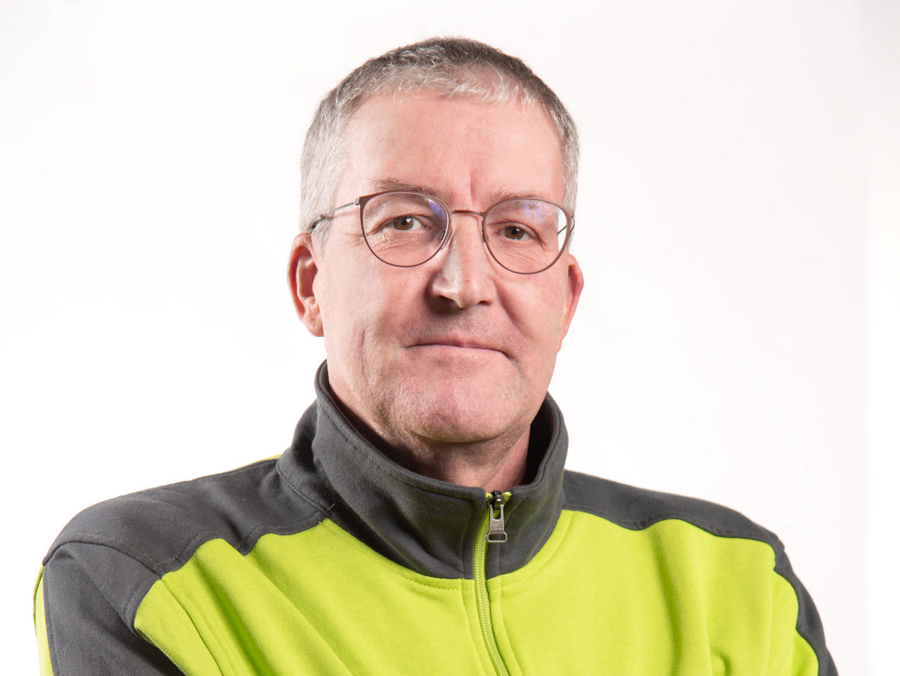 Mann mittleren Alters mit grauen Haaren und Brille